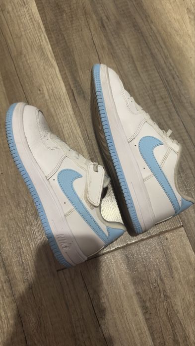 Adidasi Nike air 33.5