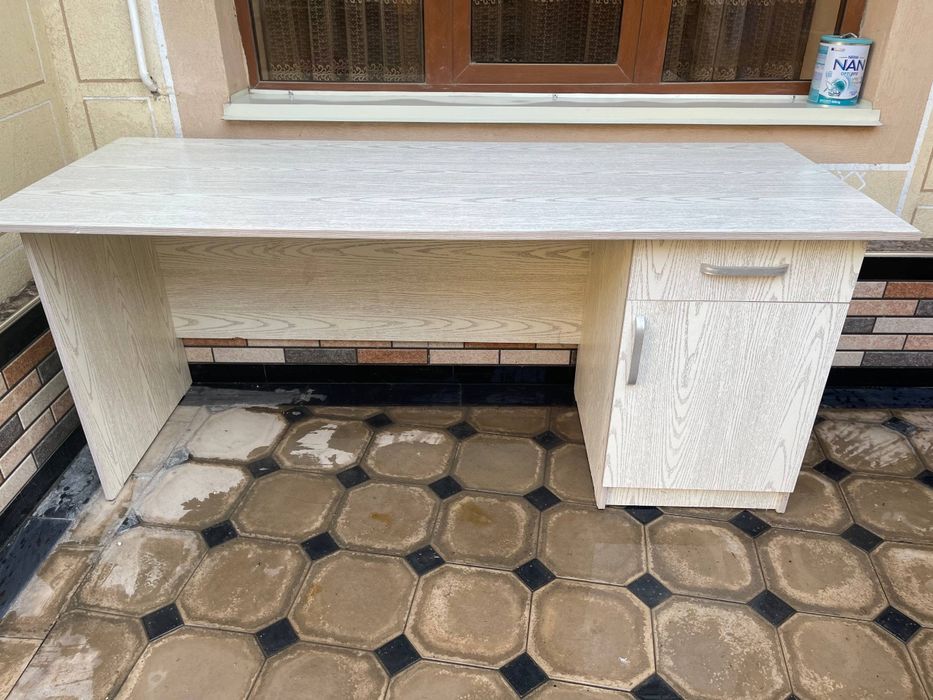 Ofisni stol yaxgi razmeri kattaroq