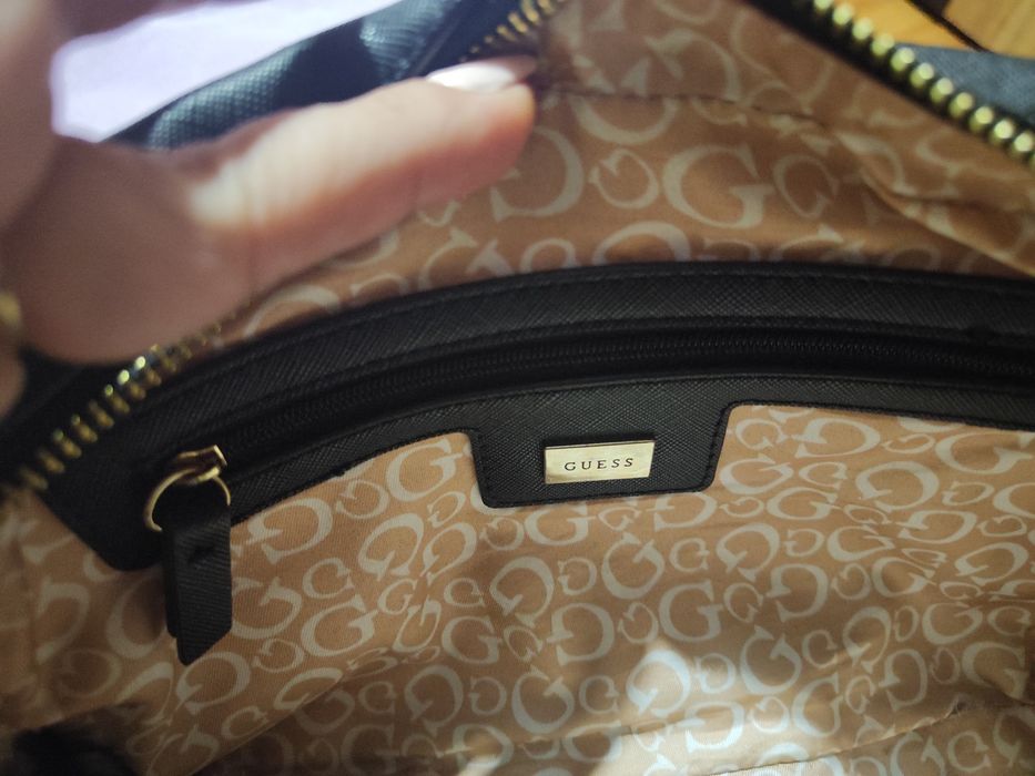 Чанта на Guess ...