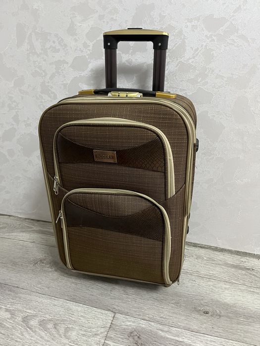 Продам чемодан среднего размера