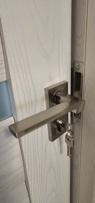 Vând 5 uși de interior MDF – frasin alb texturat, cu sticlă mată - set