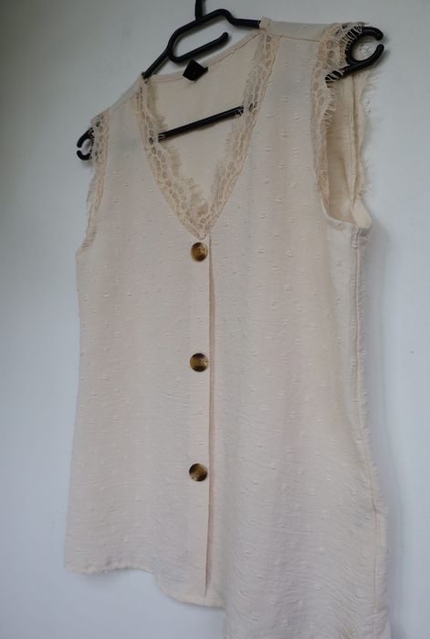 Top crem Shein cu nasturi