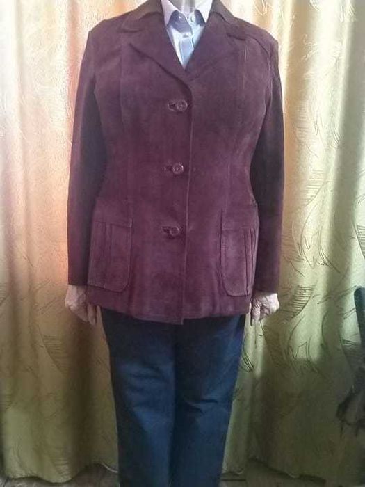 Замшевый пиджак классического покроя