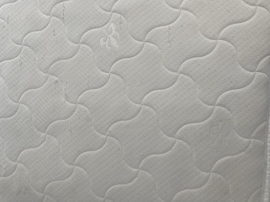 Кровать с матрацем и покрывалом