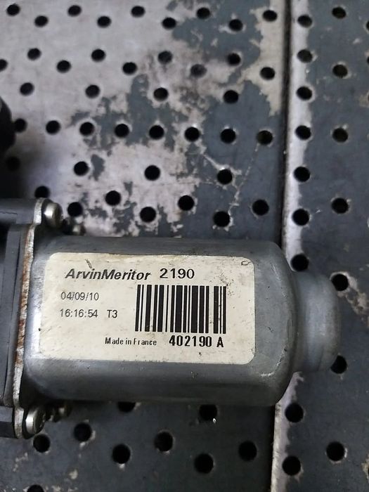 Motoras macara dreapta spate nissan qashqai j10 nj10 jj10e 402190a