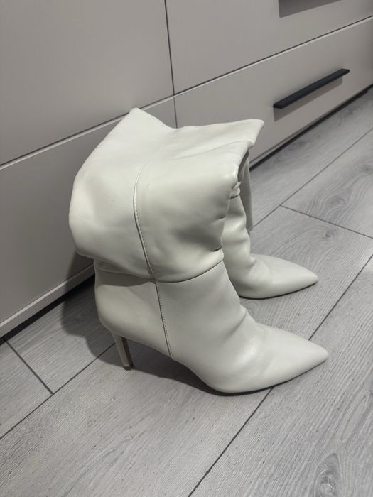 Cizme albe Stradivarius noi