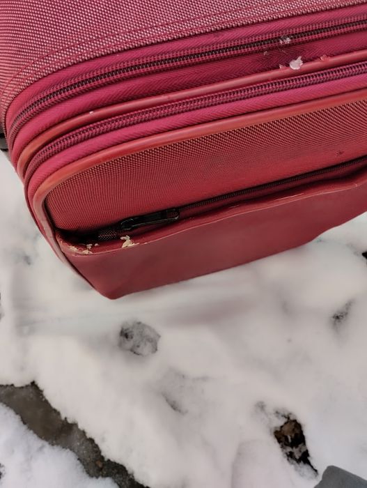 Чемодан среднего размера.