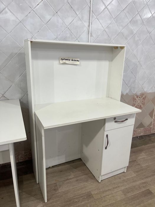 Продам Витрина с длинным стеклянным окном