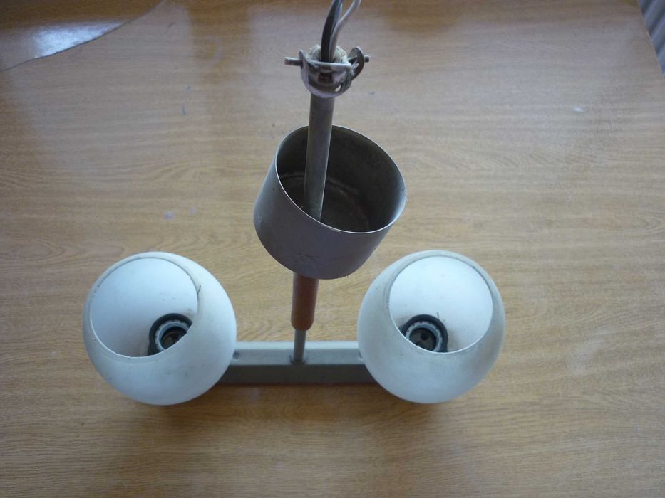 Лампа с две осветителнитела