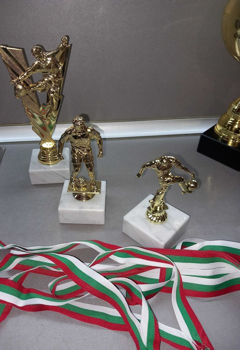 Футболни медали и купи