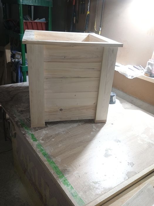 Продавам дървени кашпи