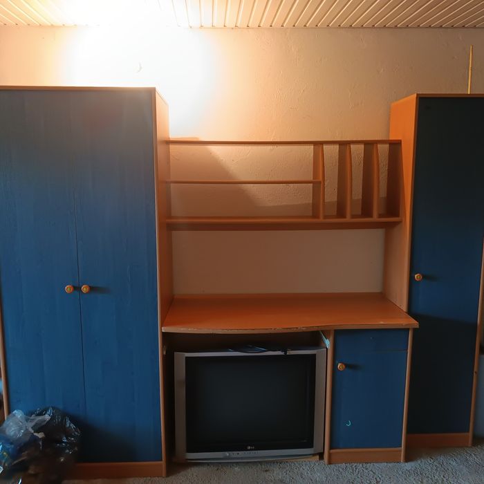 Шкаф , стол б/у (телевизор отдельно)