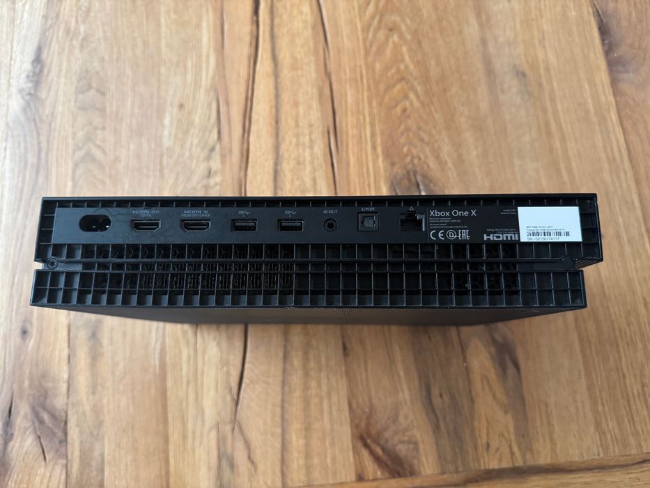 xbox one x  1TB с джойстик и игри