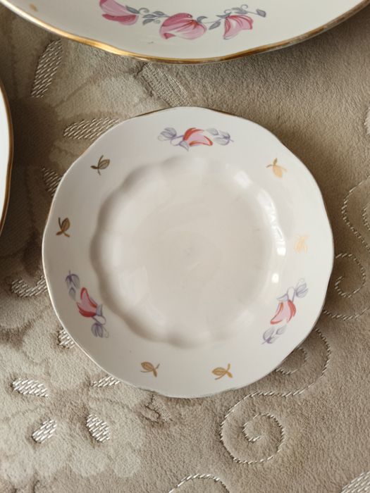 Набор столовых тарелок.