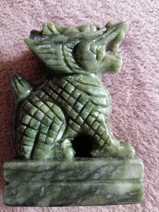 Vand dragon din jad sculptat manual