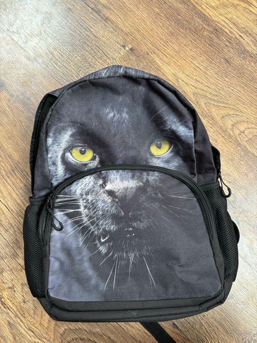 Черна раница с котка