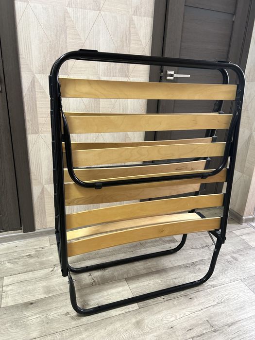 Раскладушка с матрасом.