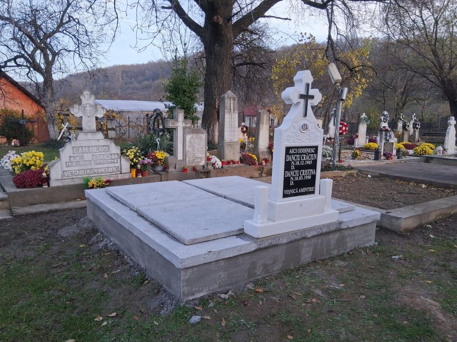 Cruci Cavouri Borduri Facem Diferite Lucrări în Cimitire