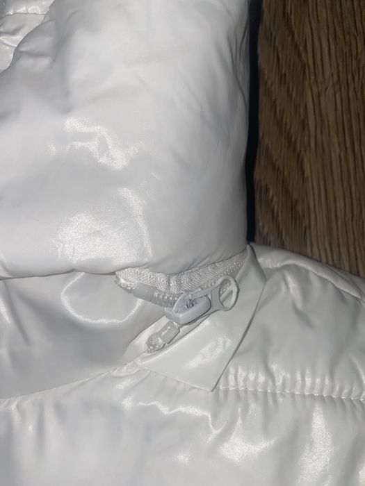 Vesta alba Moncler cu gluga