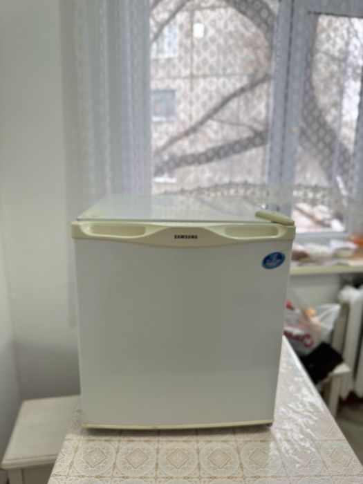 Маленький холодильник с морозилкой для офисов и для одинокого человека