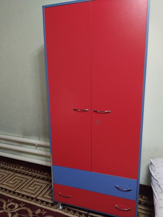 Qizlar uchun parta va shkaf