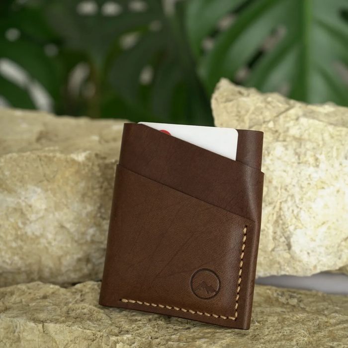 Portofel slim realizat manual din piele naturala