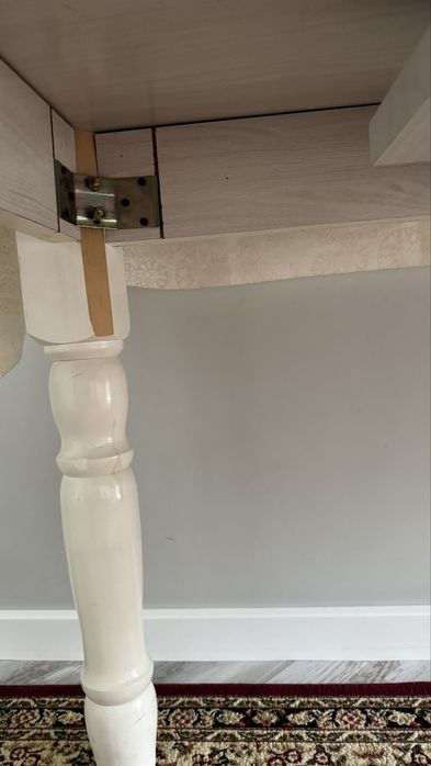 гостинныйға стол сатылады