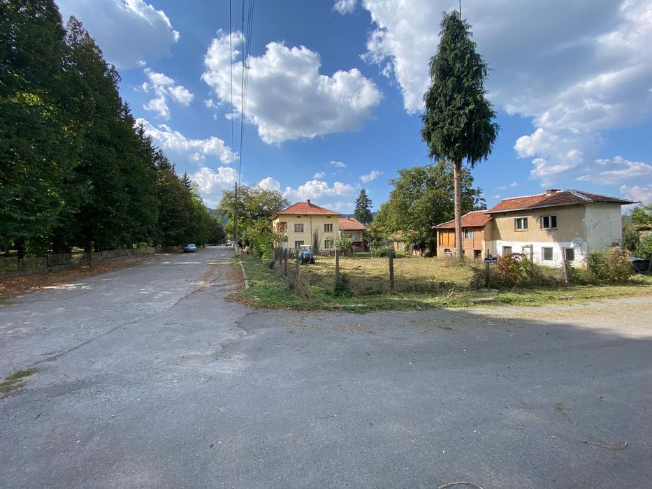 Продавам двуетажна къща