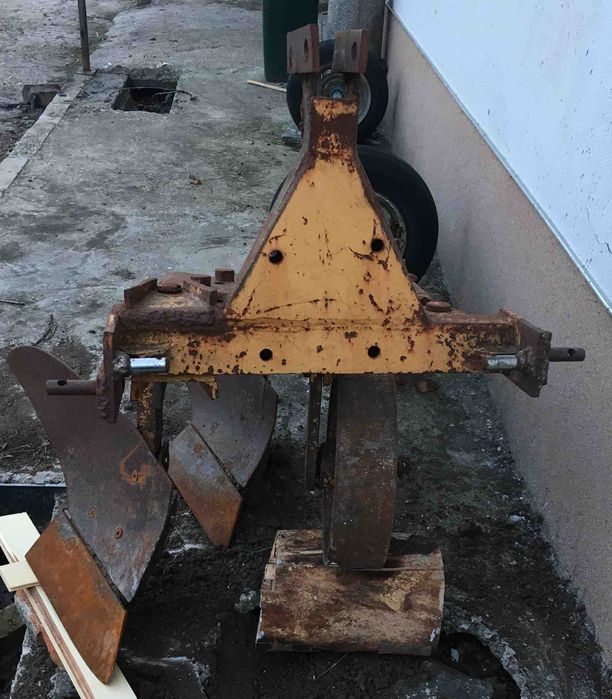 Плуг за голям и малък трактор