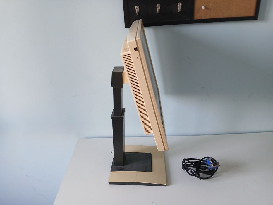 Стар компютърен монитор Fujitsu Siemens