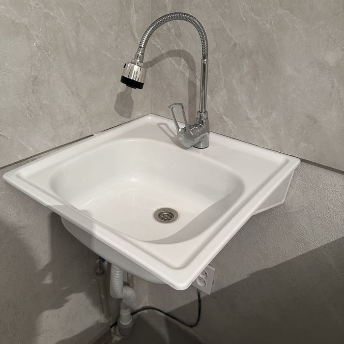 Продам раковину  со смесителем и шлангами