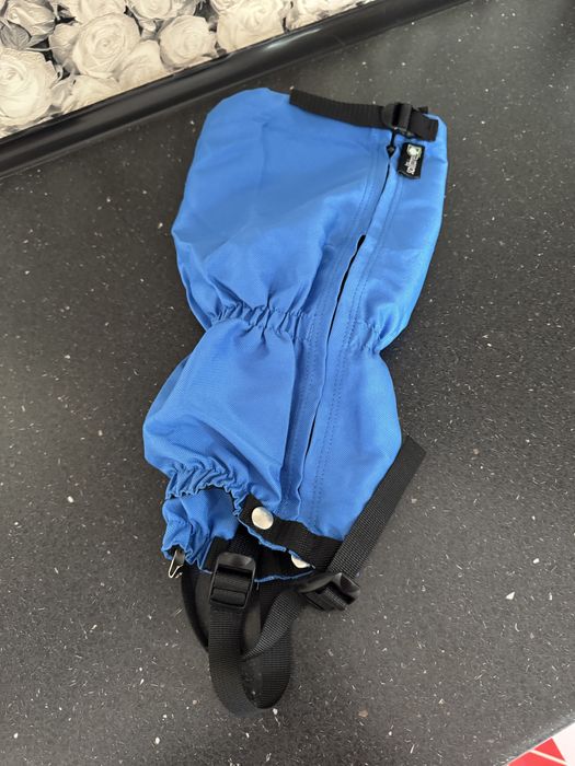 Parazapezi noi, albastre, impecabile