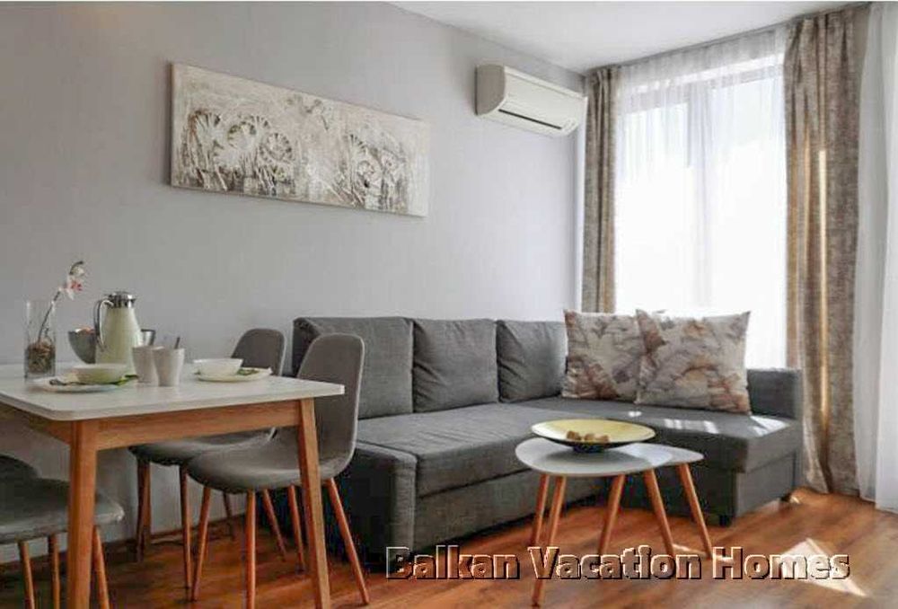 Двустаен апартамент с голяма покривна тераса – на 100 м от морето