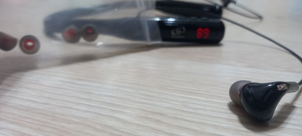 Продам беспровадные наушники