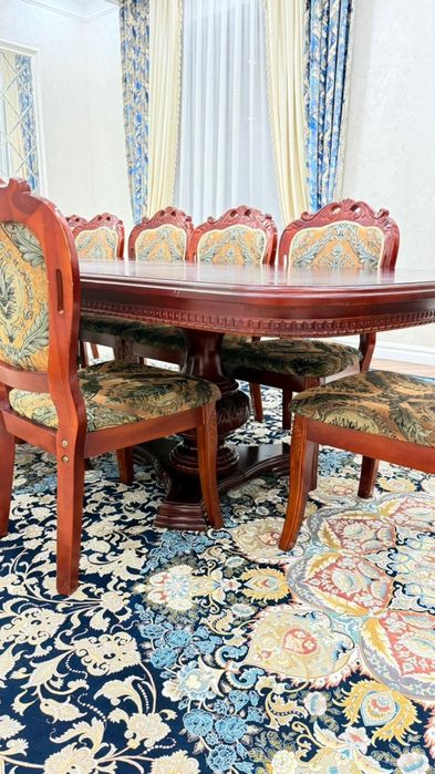 Стол для гостей со стульями