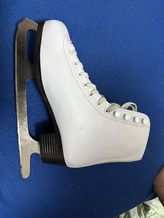 Коньки фигурные продам