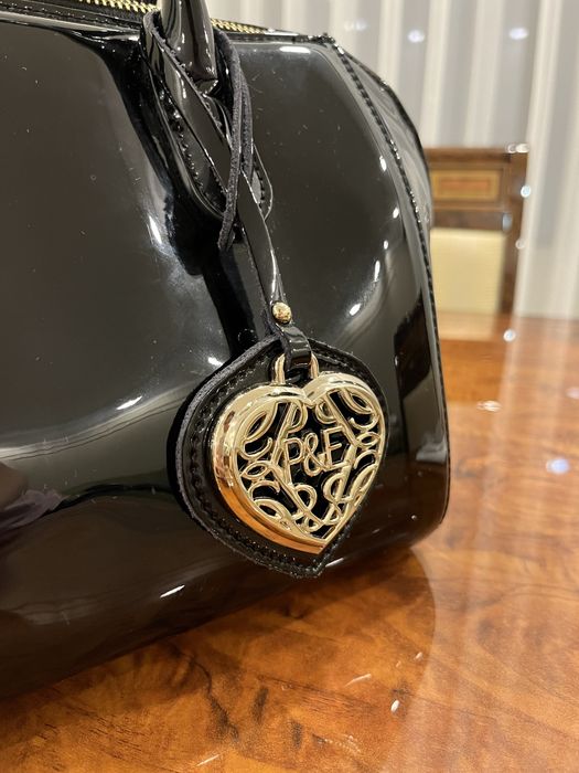 Продам черную лакированную сумку