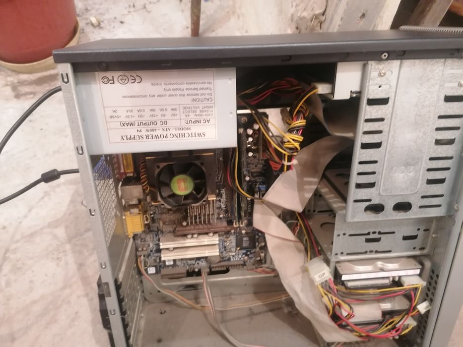 Компютър  стар. Но работи