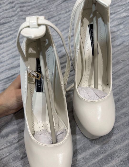 Продам туфли на каблуке белые