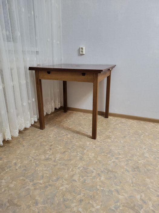 Полированный  стол