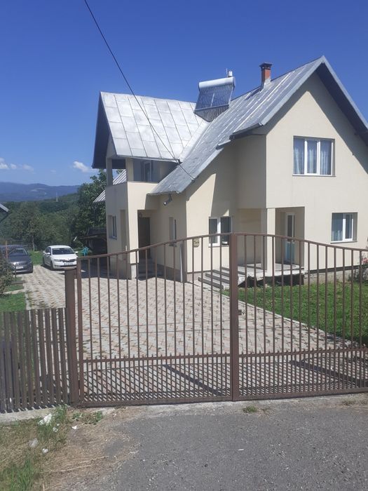 Vând casă cu 3 camere și mansarda. Anul 2000