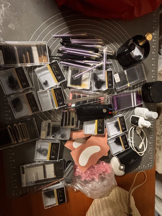 Vând accesorii pentru aplicarea extensiilor de gene fir cu fir .