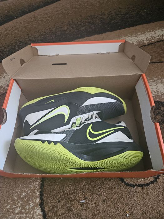 Vând adidasi baschet precision 6