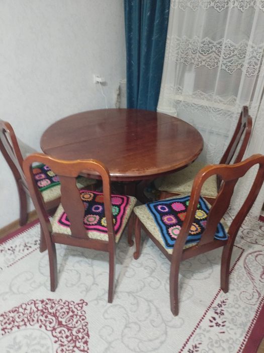 Стол со стульями