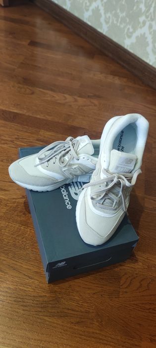 Кроссовки женские