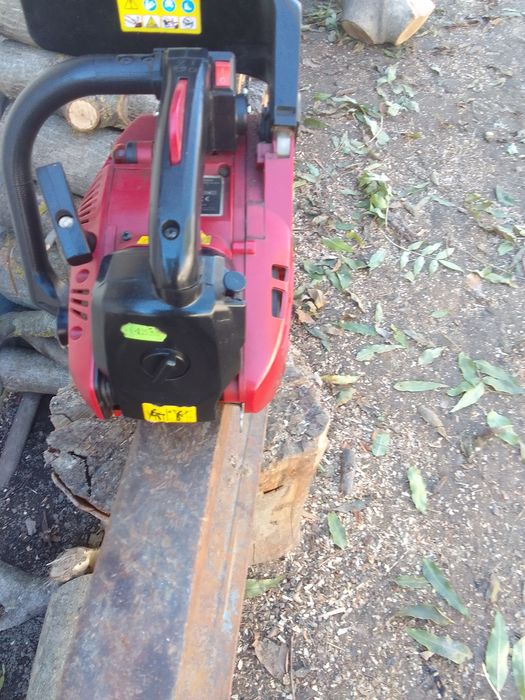 Vand două drujbe sthil 211 si de o mana