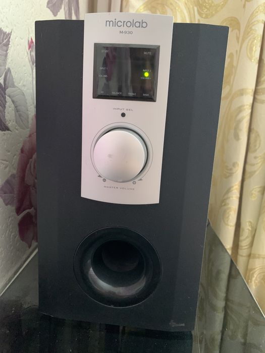 Компьютер и стол компьютерный