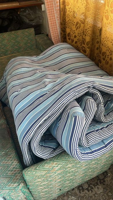 Отдам тумбочку и матрасы