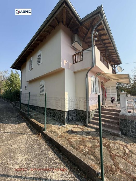 Къща в Ловеч, област-с.Старо село площ 198 цена 265000