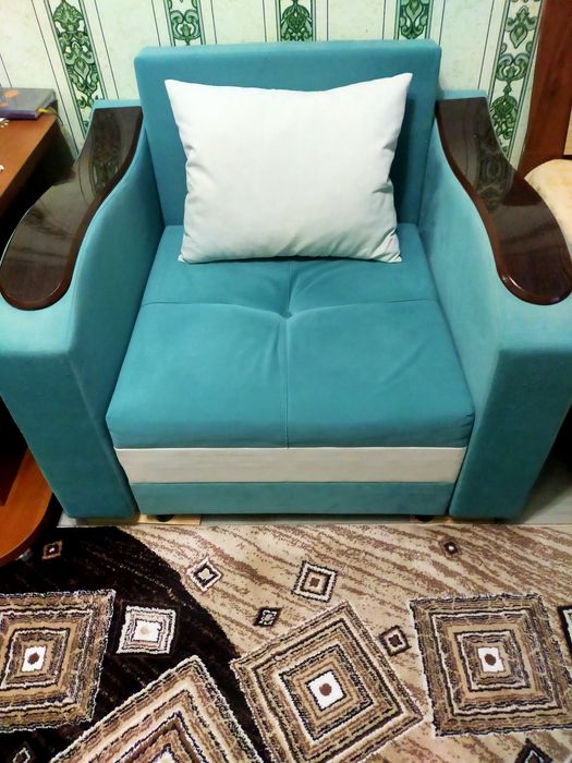 Продам диван+ 2 кресла